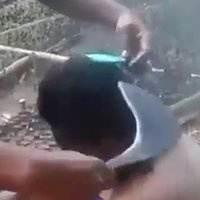 memangkas-rambut-pakai-sabit-potong-rumput-ini-baru-barbarshop-mau-coba