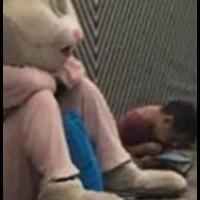 viral-potret-memilukan-seorang-ayah-berkostum-badut-lihat-anaknya-makan-dengan-lahap