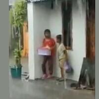 video-dua-anak-anak-kehujanan-saat-berjualan-ini-sedih-banget-berjuang-demi-hidup