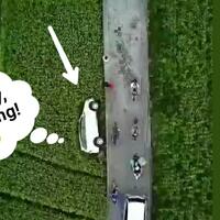 video-mobil-rebahan-di-tengah-sawah-ini-sangat-santuy-dan-bikin-ngakak