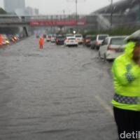 tol-dalam-kota-banjir-kendaraan-ke-cawang-hanya-bisa-pakai-1-lajur