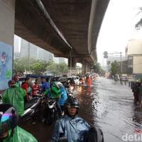 tol-dalam-kota-banjir-kendaraan-ke-cawang-hanya-bisa-pakai-1-lajur