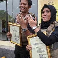 briptu-bambang--bripda-naning-tangkap-perampok-taksi-saat-sedang-pacaran