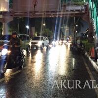 banjir-di-senayan-anak-buah-anies-itu-air-hanya-mengantre-saja