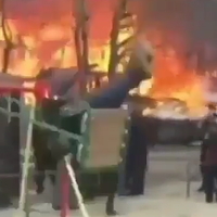 maha-santuy-nih-bocah-main-ayunan-di-samping-kebakaran-apa-apinya-dingin