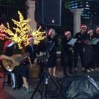 nyala-lampu-pohon-imitasi-hiasi-lokasi-christmas-carol-di-trotoar-jakarta