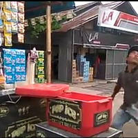 penjual-es-pinggir-jalan-bergaya-ala-bartender-viral-berapa-omsetnya-sehari