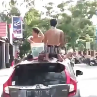 viral-remaja-mandi-di-atap-mobil-di-bulukumba-polisi-kejar-pelaku