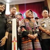 risma-tinjau-natal-di-gereja-lokasi-bom-surabaya