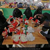 natal-di-jalur-gaza-wanita-berniqab-membuat-boneka-sinterklas