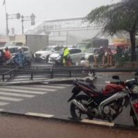 papan-reklame-cengkareng-tumbang-saat-hujan-satu-driver-ojol-tewas