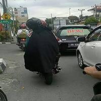 polisi-harus-tilang-pengendara-motor-yang-gunakan-jas-hujan-ponco