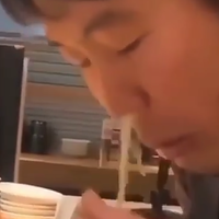 video-laki-laki-konyol-makan-mie-menggunakan-hidung-ada-yang-berani-coba
