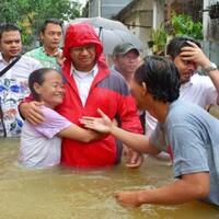 banjir-etinggi-2-meter-di-cipinang-melayu-warga-dievakuasi-dari-atap-rumah