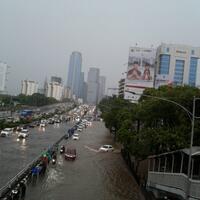 banjir-penghuni-apartemen-di-kemang-raya-dievakuasi-pakai-perahu-karet