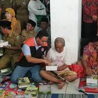 anies-makan-nasi-padang-di-pengungsian-korban-banjir-rawa-buaya