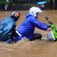 wajib-diketahui-berikut-batas-aman-motor-menerjang-genangan-banjir