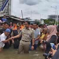 di-depan-anies-warga-kalideres-korban-banjir-teriak--butuh-makan-kami-kelaparan