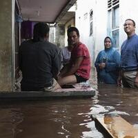 tinjau-kmpung-pulo-anies-disambut-antusias-korban-banjir--quotah-pak-anies-tnya-doangquot