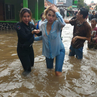 kunjungi-korban-banjir-benarkah-nikita-mirzani-ga-pake-bra
