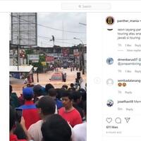 viral-angkot-isuzu-panther-terabas-banjir-disambut-tepuk-tangan