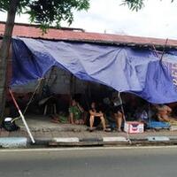 listrik-belum-menyala-warga-manggarai-mengungsi-di-trotoar-cnn-indonesia