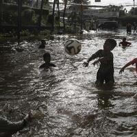 pak-anies-anak-anak-main-air-banjir-bahaya-lho