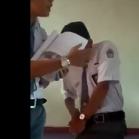 teman-sibuk-presentasi-malah-tangan-si-kucrit-kejebak-di-celana-apakah-bisa-lepas