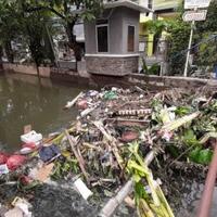 warga-rawa-buaya-mengeluh-sampah-banjir-liput-dong-biar-diangkut-petugas