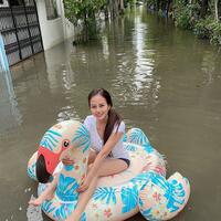 potret-santuy-warga-indonesia-saat-banjir
