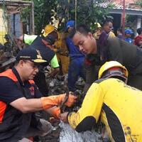 ikut-kerja-bakti-anies-bersihkan-sampah-berlumpur-sisa-banjir-di-jaktim