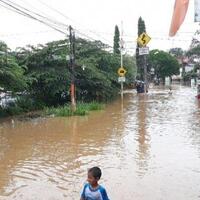 keren-beginilah-aksi-menteri-nadiem-saat-bertindak-dalam-banjir