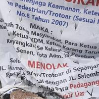 warga-pasang-spanduk-tolak-pkl-jualan-di-trotoar-jl-kramat-salemba-raya