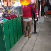 tanpa-malu-wanita-ini-mencoba-celana-dalam-di-pasar-bagaimana-reaksi-netizen-ya