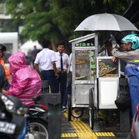 ironi-pkl-yang-berjualan-di-trotoar-kramat---salemba