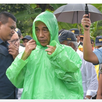 kehujanan-pantau-longsor-bogor-jokowi-pakai-jas-hujan-plastik-rp10000