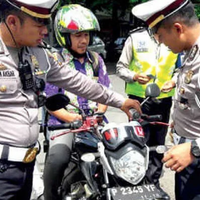 ditilang-karena-tak-nyalakan-lampu-motor-mahasiswa-fh-uki-jakarta-gugat-ke-mk
