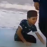 viral-video-anak-kecil-menata-sandal-jama-ah-shalat-dia-bukan-pengemis