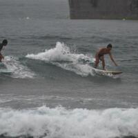melongok-keseruan-anak-pantai-pangandaran-surfing-di-tengah-hujan-badai