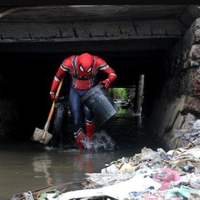 spiderman-indonesia-memungut-sampah-demi-kenyamanan-lingkungan