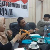 prihatin-kondisi-suami-istri-anggota-dprd-jember-bawakan-rantang-makanan