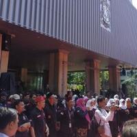 anies-mau-digeruduk-abu-janda-cs-massa-bang-japar-berjubel-di-balai-kota