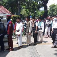 jelang-demo-pro-kontra-anies-soal-banjir-massa-berdatangan-ke-balai-kota