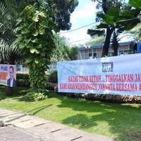 jelang-demo-gugatan-anies-ada-tulisan-spanduk-bikin-pengendara-motor-sampai-berhenti