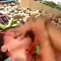 viral-emak-emak-menjambak-dan-mengulek-wajah-wanita-pencuri-di-pasar-kapok-gak