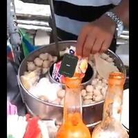 heboh-di-twitter-penjual-bakso-merebus-mie-instan-beserta-plastiknya-ini-berbahaya