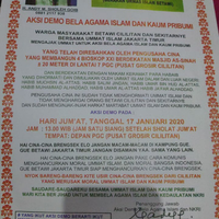 viral-video-emak2-pro-anies-bawa-poster--kita-lengserin-presiden-loe