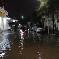 banjir-surabaya-diklaim-surut-hitungan-jam