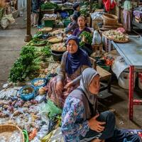 segelas-jamu-menjadi-incaran-pengunjung-pasar-tradisional