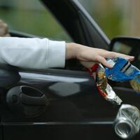 kena-lemparan-sampah-bekas-somay-dari-dalam-mobil-tepat-di-mukanya-jengkel-wajar